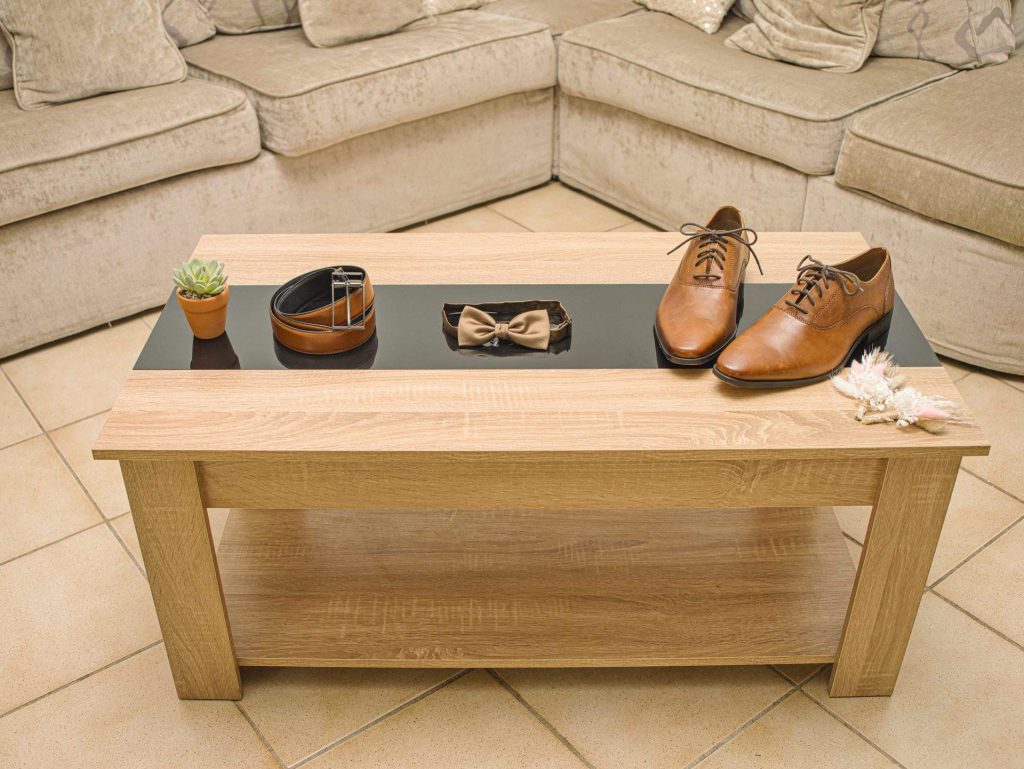 Photo des vêtements que porte le marié sur une table basse