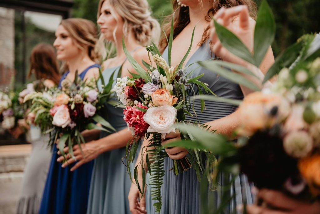 les demoiselles d'honneur portent des bouquets de fleurs
