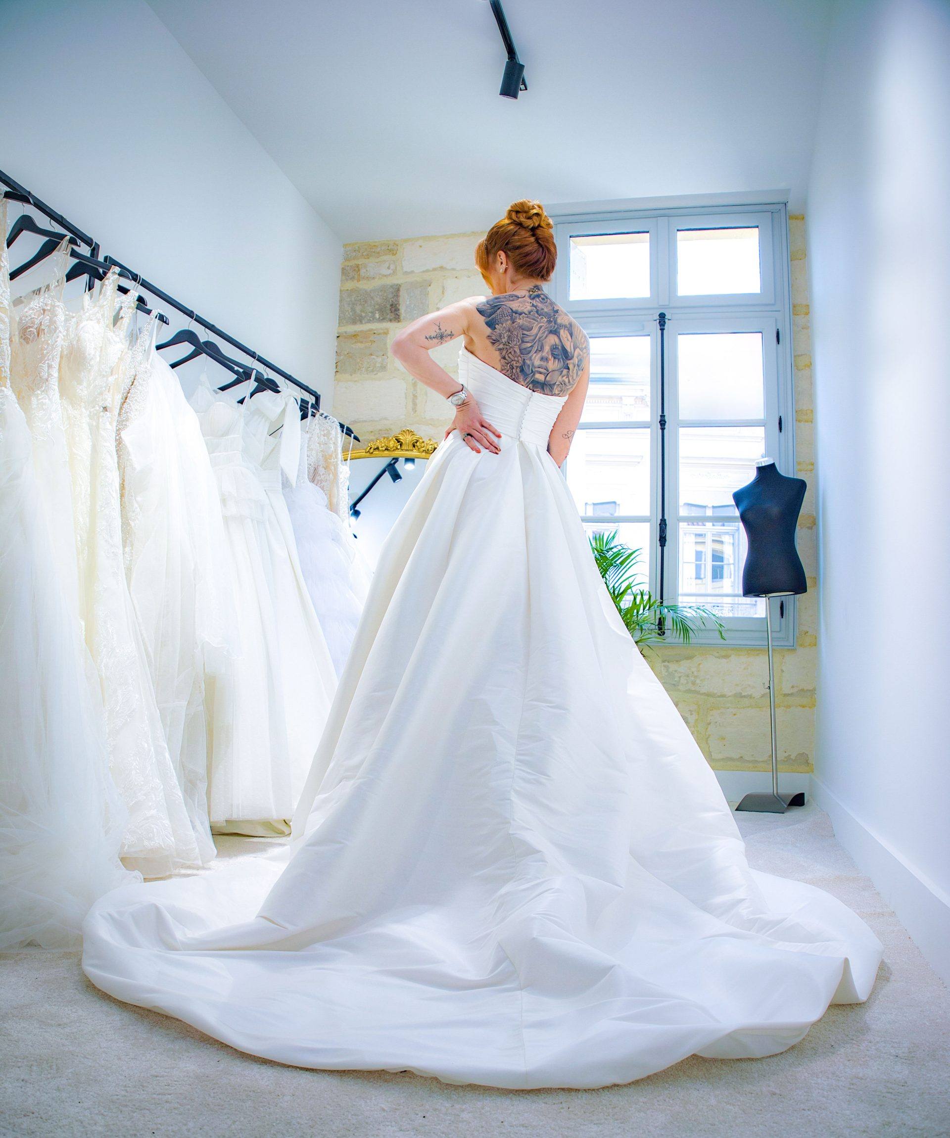 La mariée est dans une pièce et elle choisit sa tenue