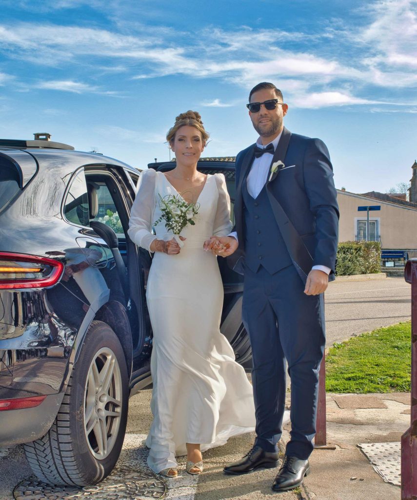 Les mariés sortent de la voiture