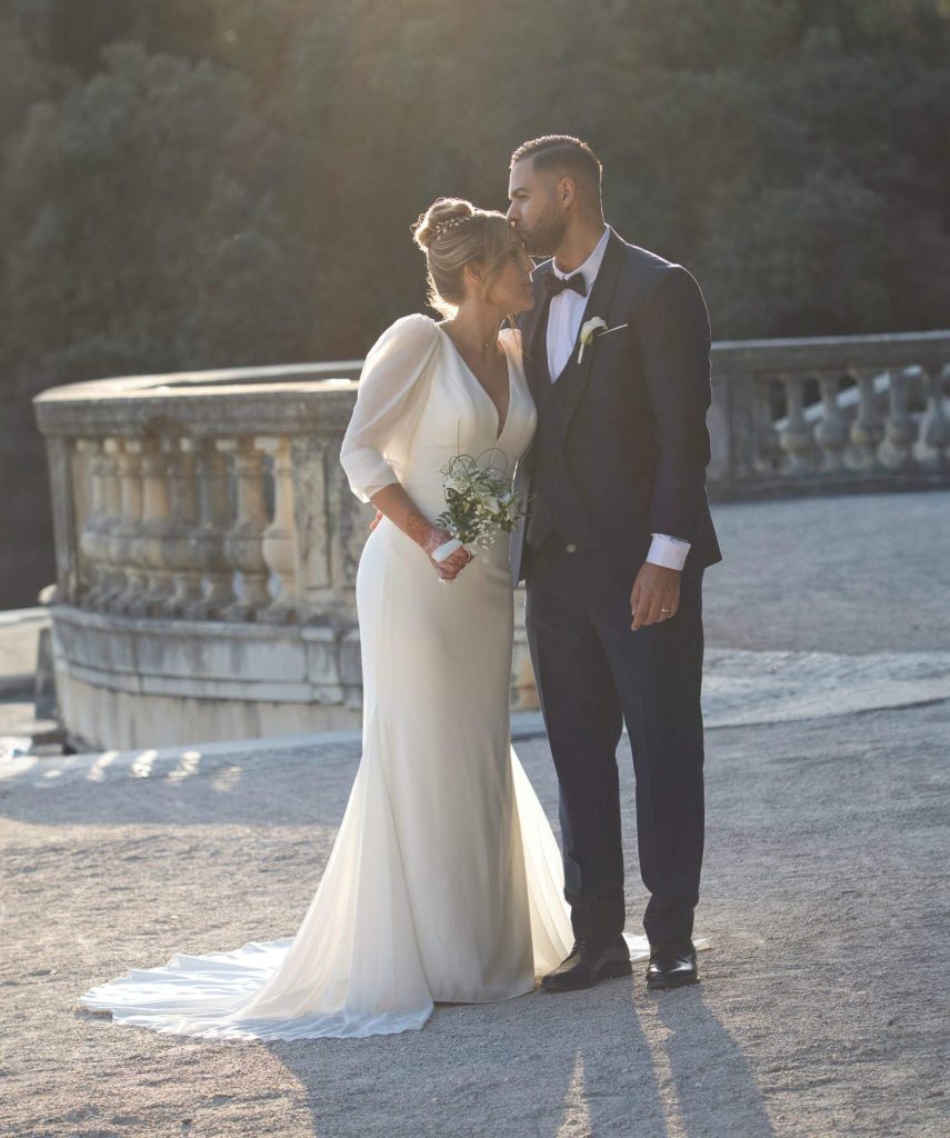 Le mari embrasse la mariée sur le front